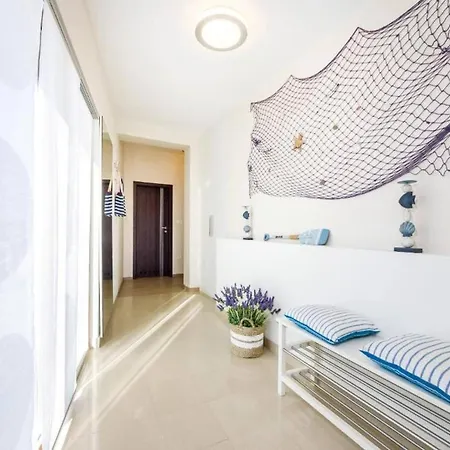 Aquamarine Deluxe Penthouse Petrcane