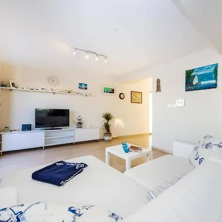 Aquamarine Deluxe Penthouse * Petrcane