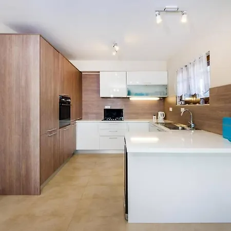 Aquamarine Deluxe Penthouse Petrcane